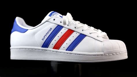 adidas blancos con rojo y azul